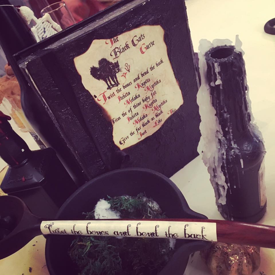 Halloween Themed Wedding - The Black Cats curse Table Centrepiece
