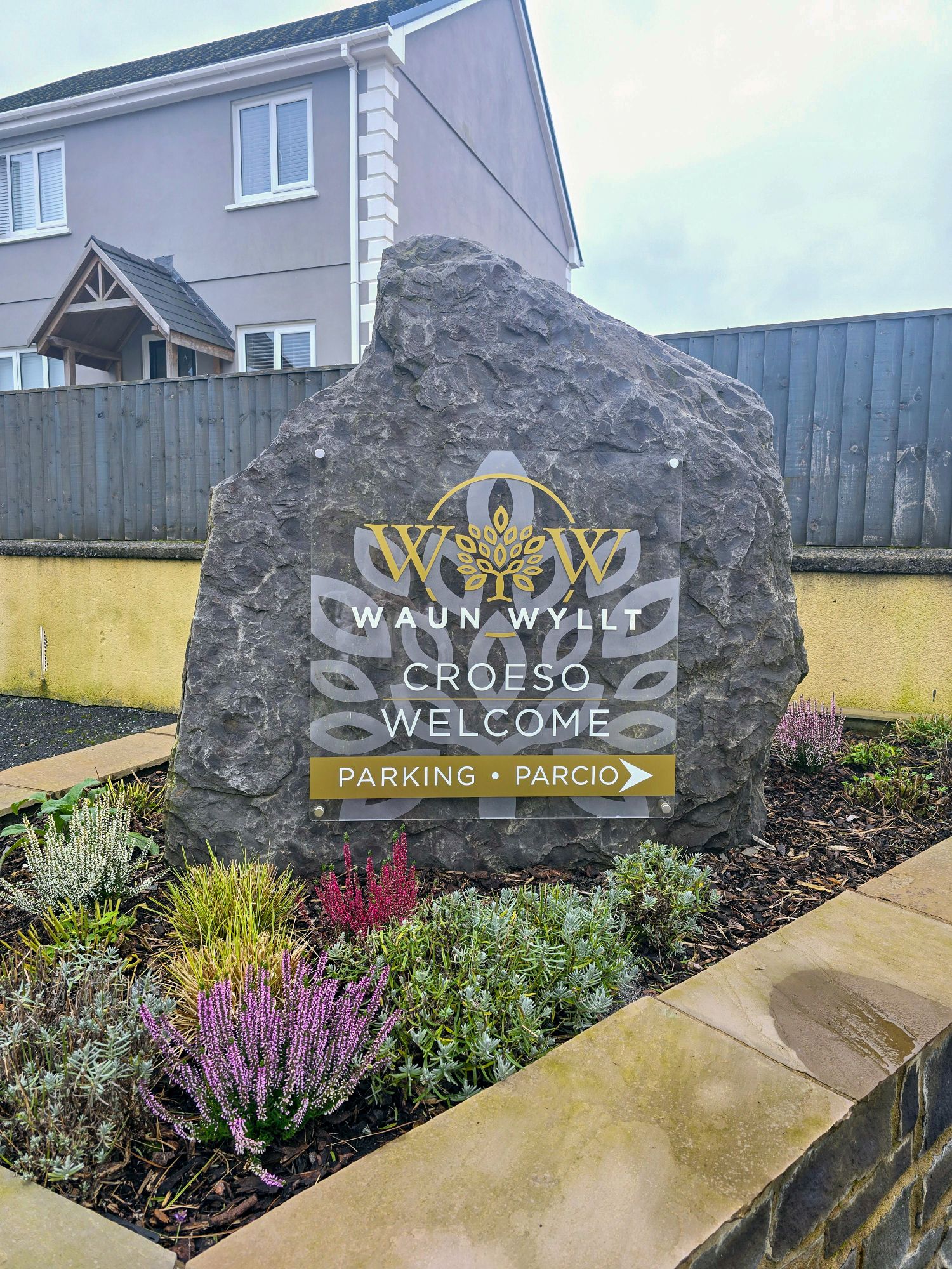 Waun Wyllt Inn outdoor sign on large rock with bilingual welcome message